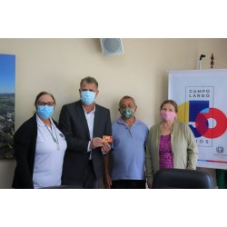 Primeiros cartões do Armazém da Família são entregues